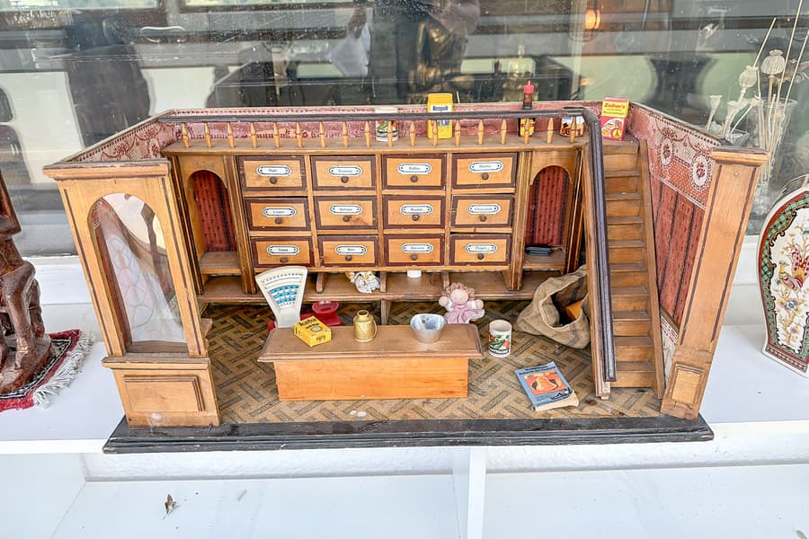 Alter Miniatur Spielzeugshop